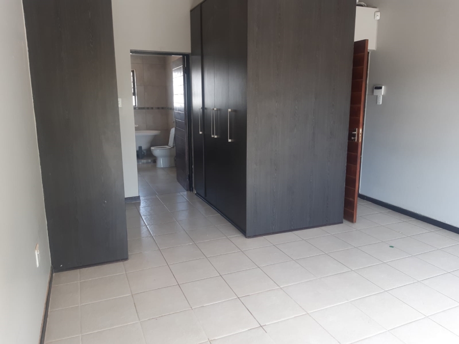 To Let 3 Bedroom Property for Rent in Hillside Free State